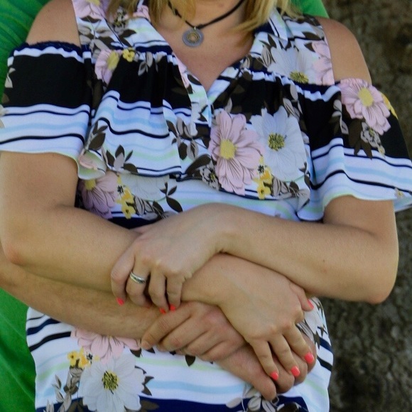 Guess floral off the shoulder top - Picture 4 of 4